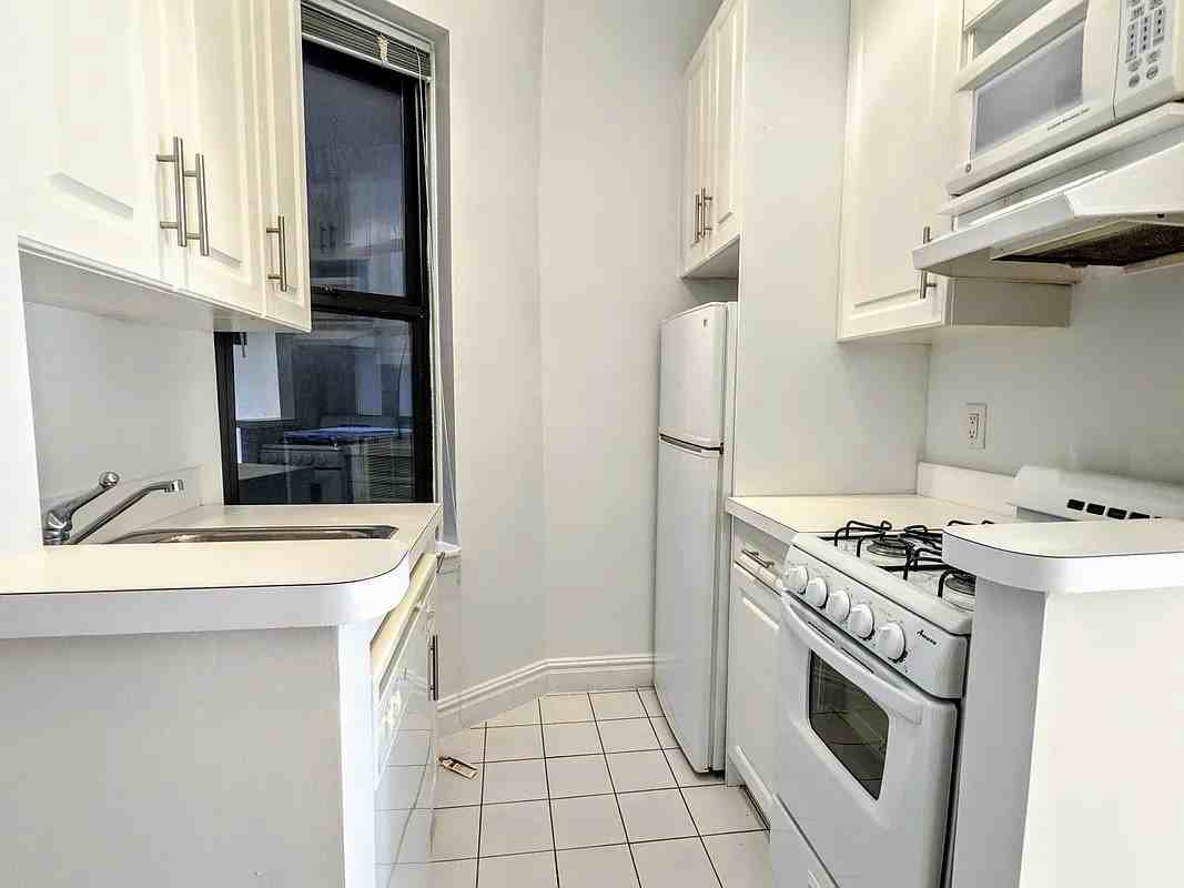 323 E 83rd St #4A - Photo 3 of 5