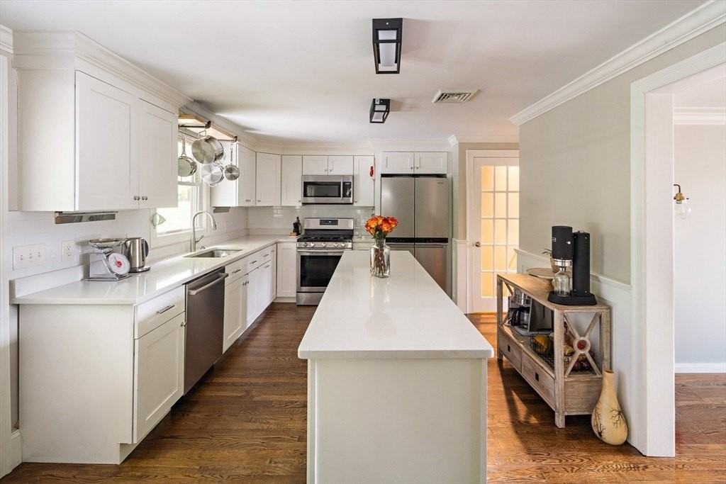 204 Dedham St - Photo 4 of 28