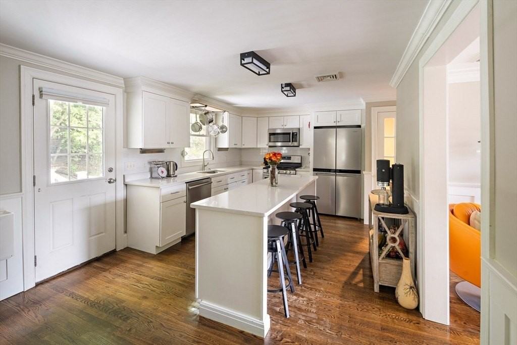 204 Dedham St - Photo 5 of 28