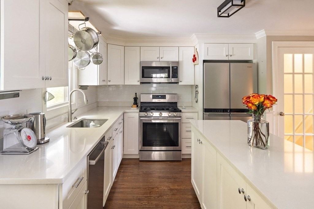 204 Dedham St - Photo 6 of 28
