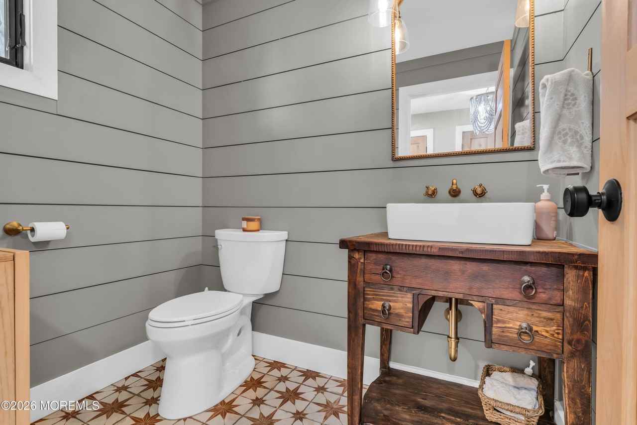 2411 Fairview Dr - Photo 4 of 36