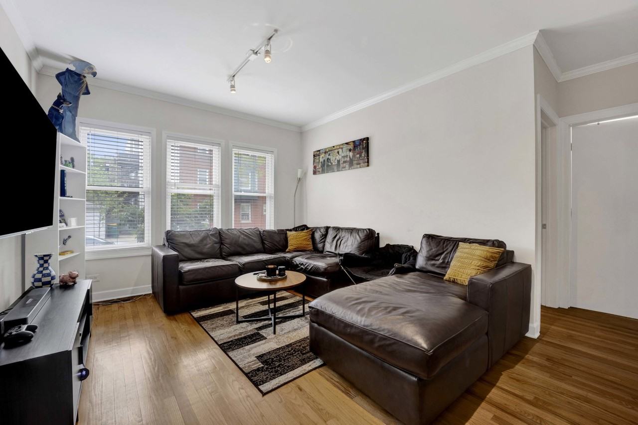 1152 W Cornelia Ave #1 - Photo 3 of 8