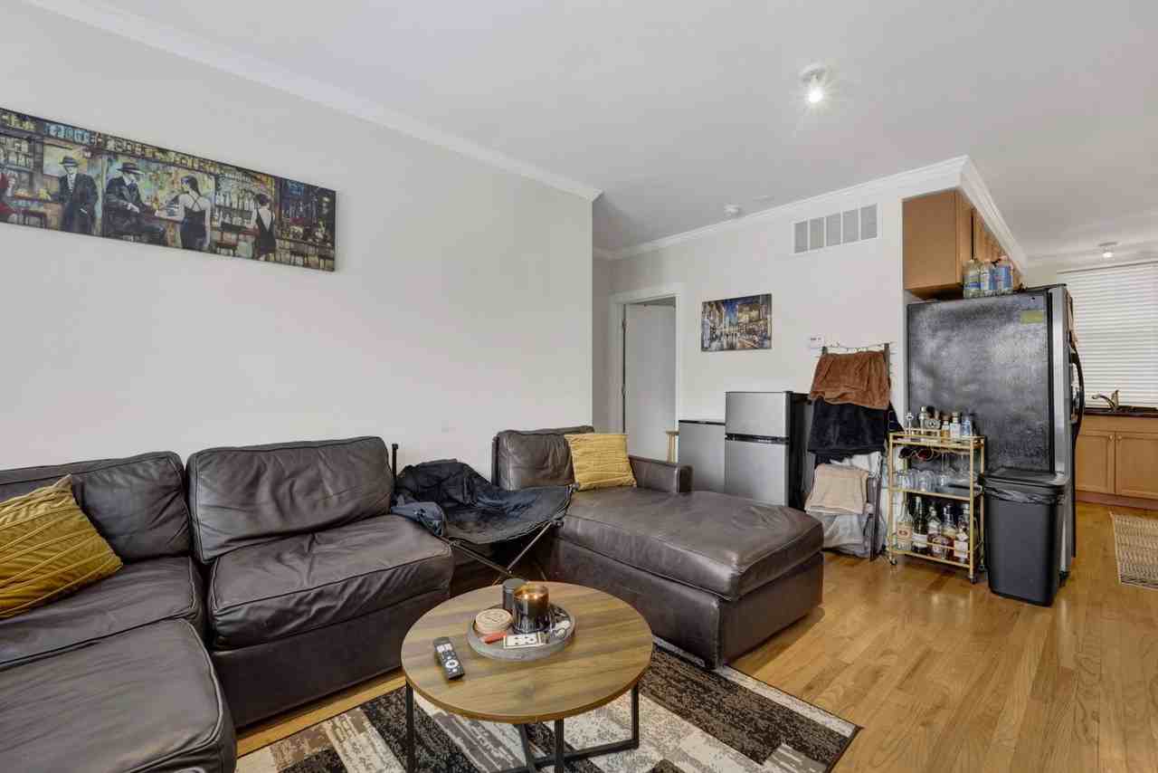 1152 W Cornelia Ave #1 - Photo 4 of 8