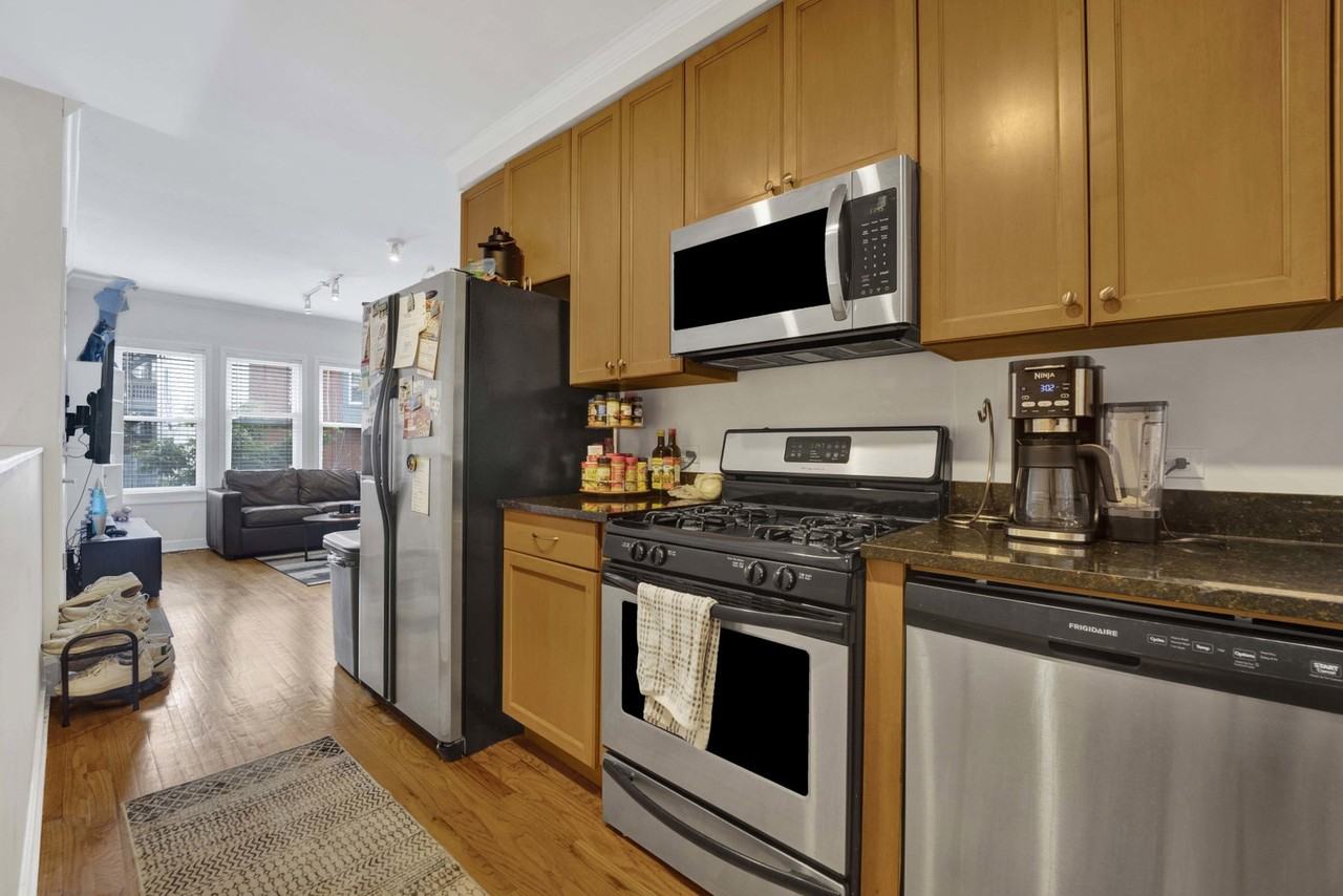 1152 W Cornelia Ave #1 - Photo 5 of 8