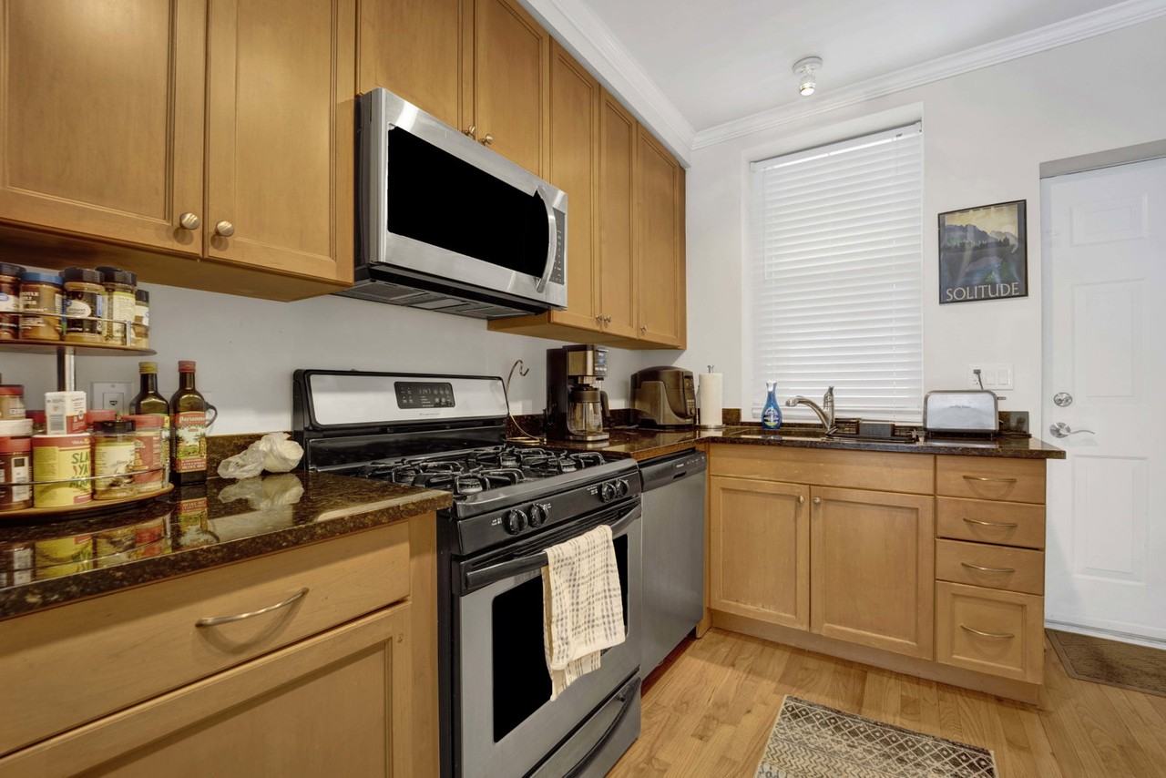 1152 W Cornelia Ave #1 - Photo 6 of 8