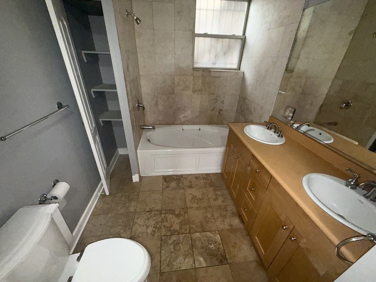 7722 S Cornell Ave #1W - Photo 5 of 9
