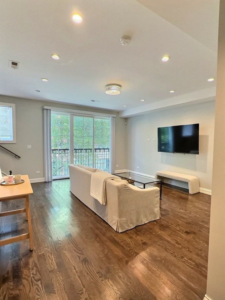 2538 N Southport Ave #2F - Photo 5 of 19