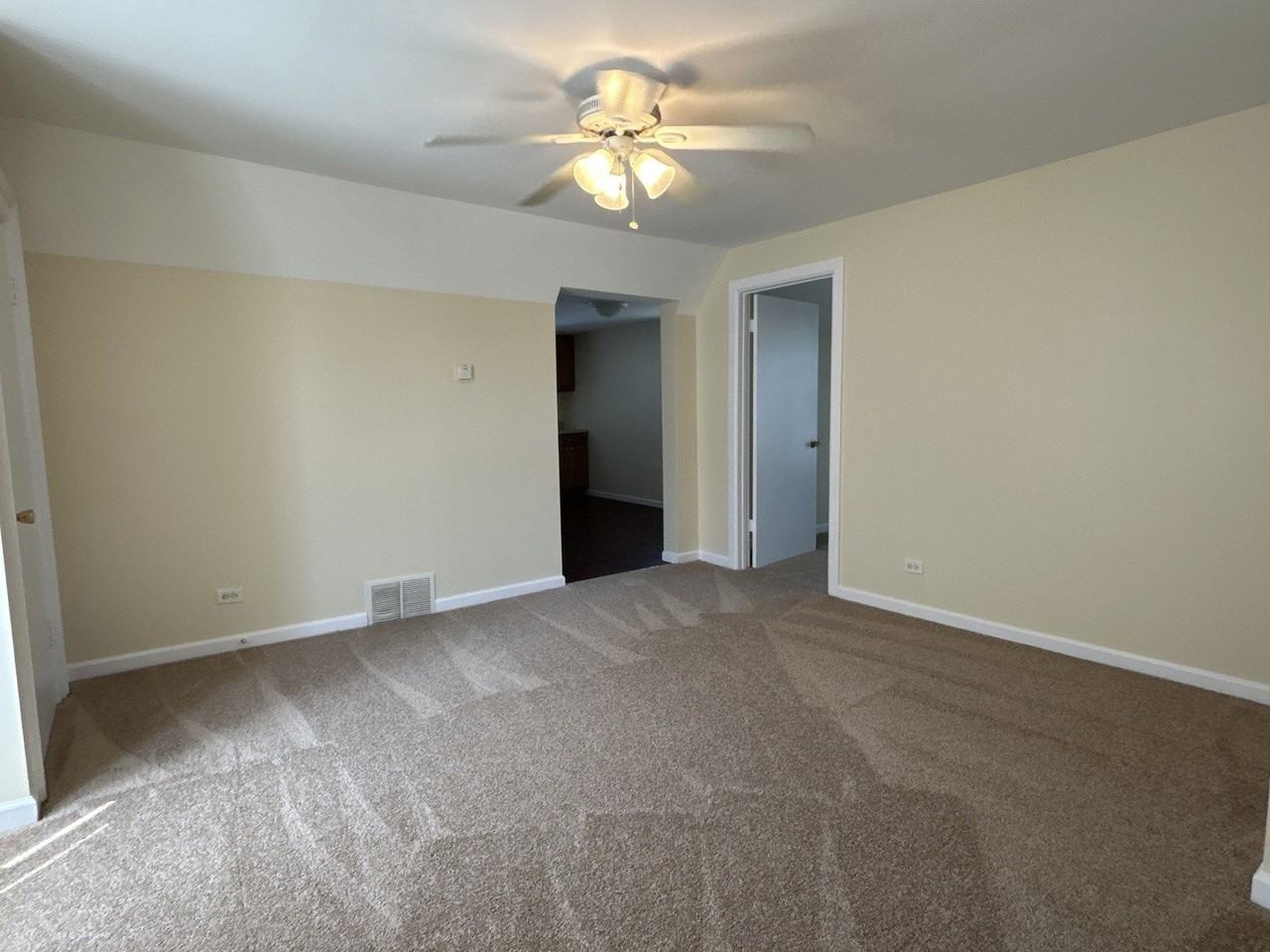 418 Saint Charles St #B - Photo 2 of 7