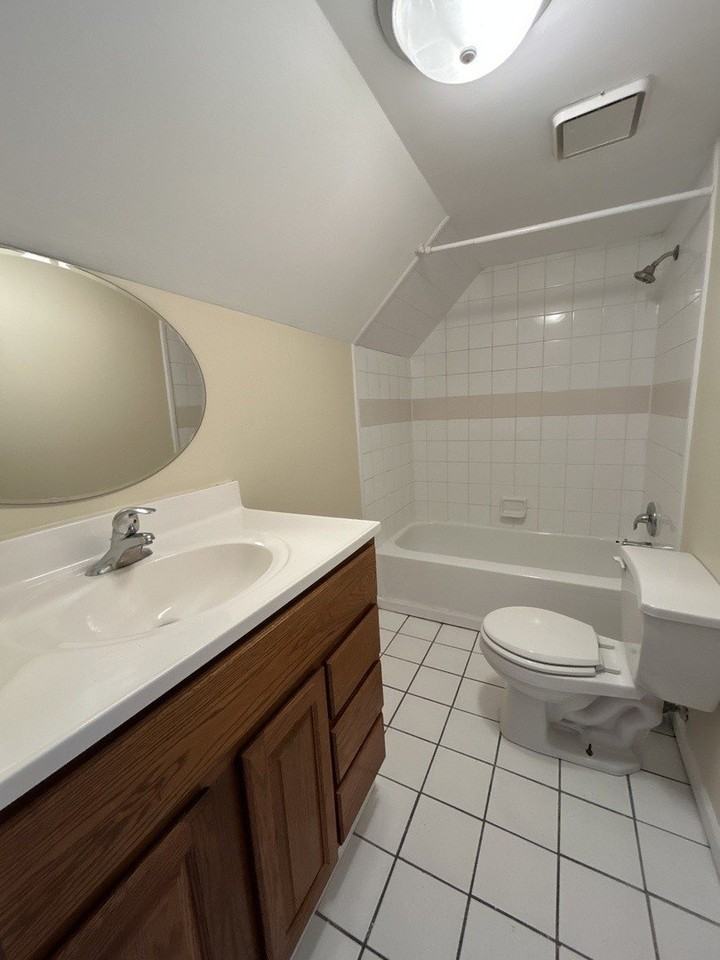 418 Saint Charles St #B - Photo 6 of 7