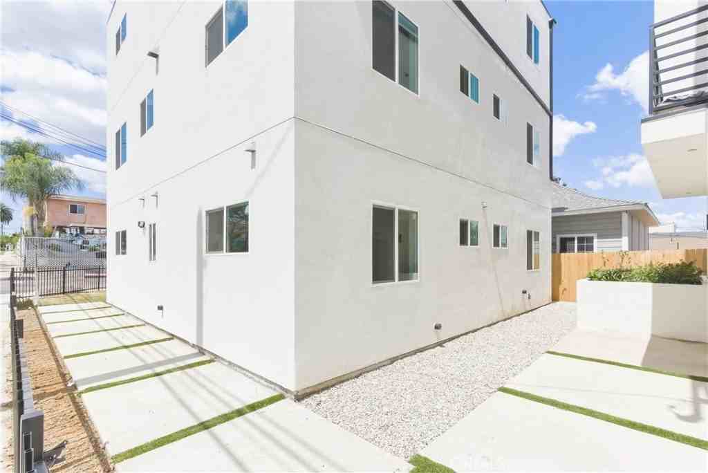2843 Folsom St - Photo 5 of 36