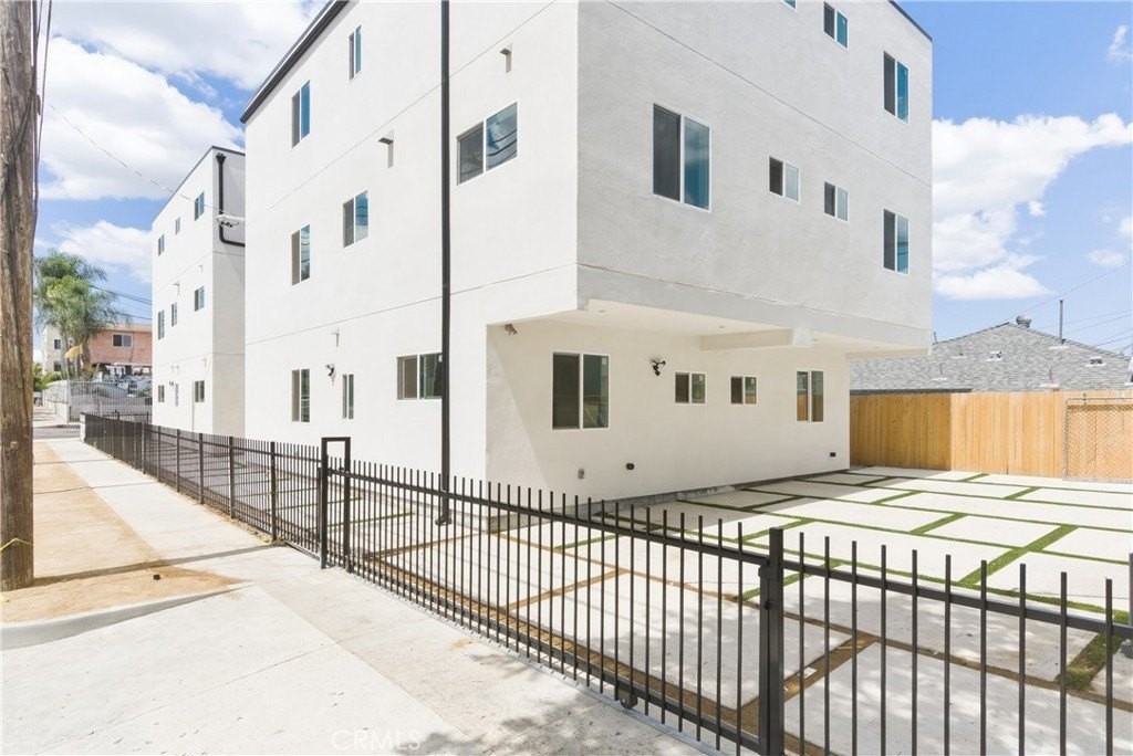 2843 Folsom St - Photo 6 of 36