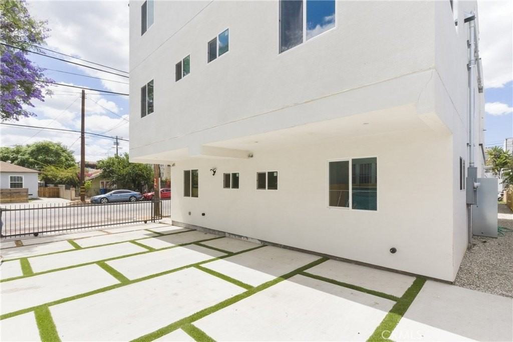2843 Folsom St - Photo 7 of 36