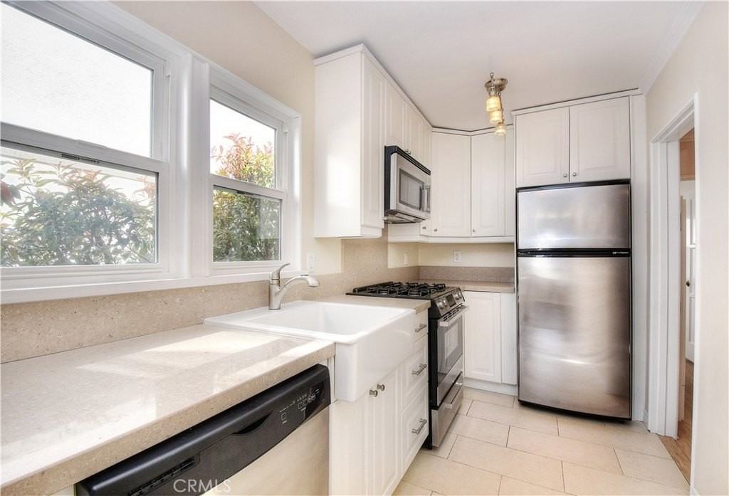 445 Bent St - Photo 5 of 18