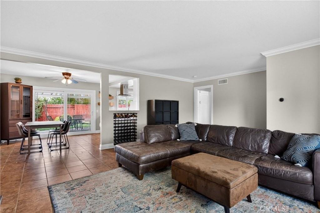 2730 S Poplar St - Photo 5 of 26