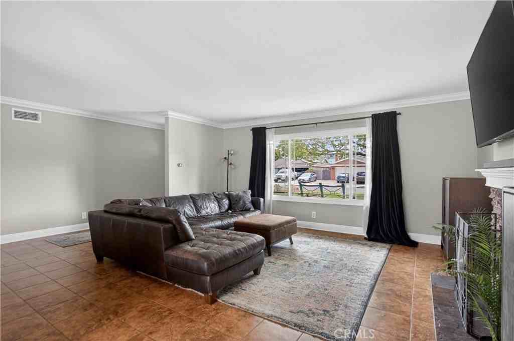 2730 S Poplar St - Photo 6 of 26