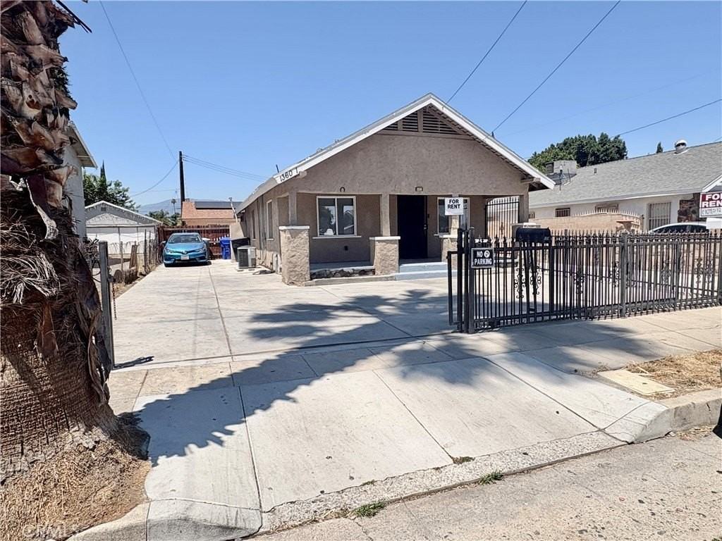 1360 Poplar St - Photo 7 of 50