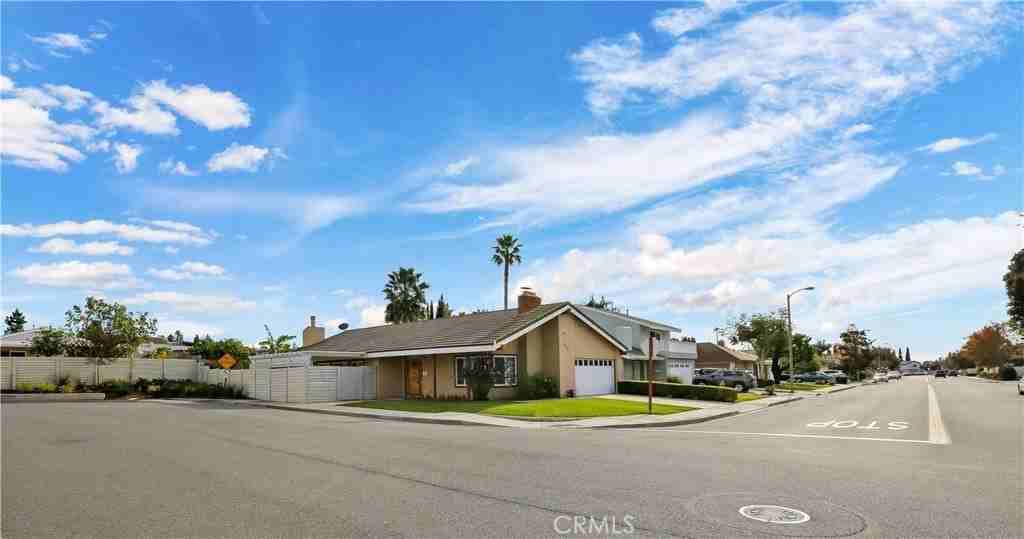 14602 Bel Aire St - Photo 3 of 31