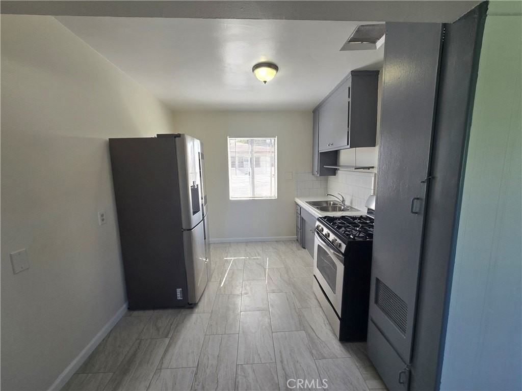 1140 W 120th St #8 - Photo 4 of 15