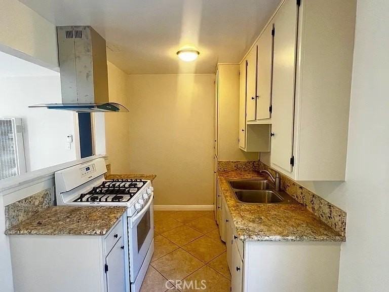 1035 S Alma St #2 - Photo 4 of 7