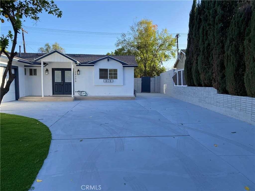 24306 Gilmore St - Photo 3 of 50