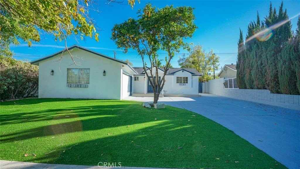 24306 Gilmore St - Photo 4 of 50