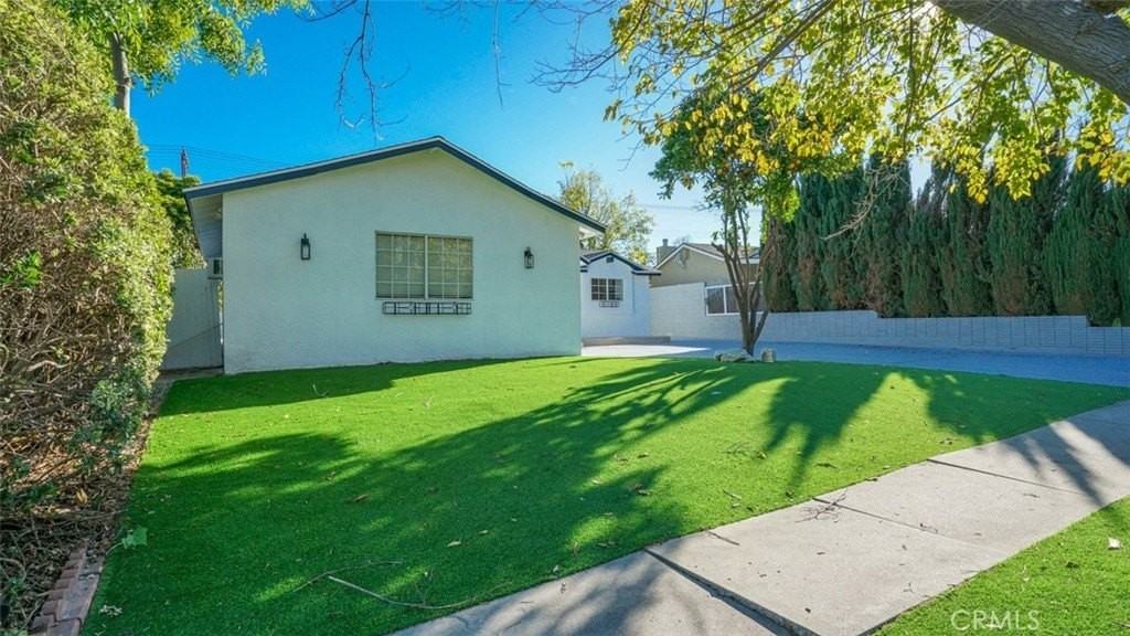 24306 Gilmore St - Photo 5 of 50