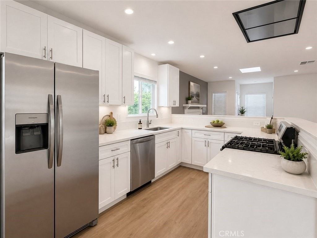 12542 Emelita St - Photo 3 of 13