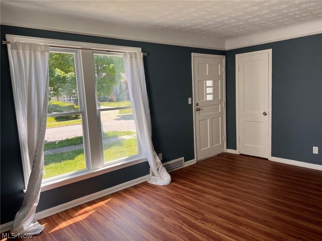 4606 Lincoln Ave - Photo 3 of 22