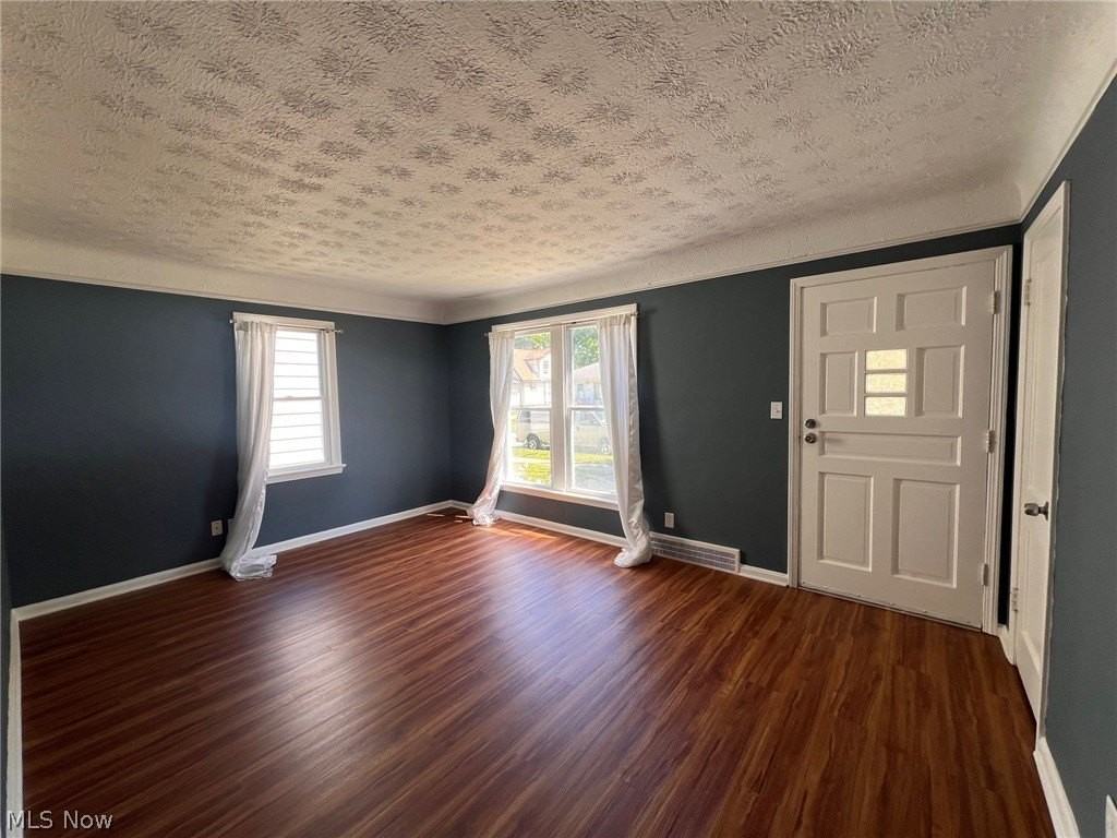 4606 Lincoln Ave - Photo 4 of 22