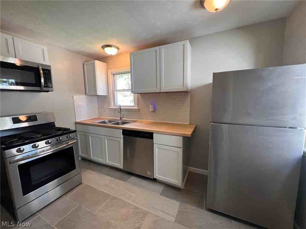 4606 Lincoln Ave - Photo 6 of 22