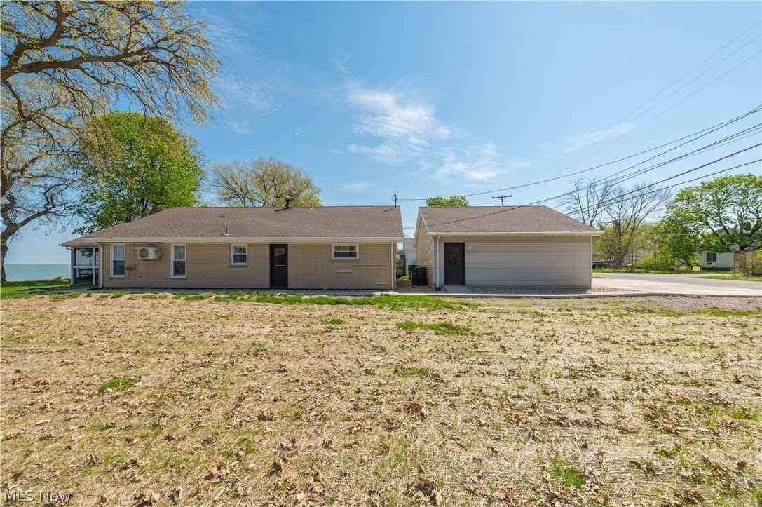 3842 Edgewater Dr - Photo 3 of 50