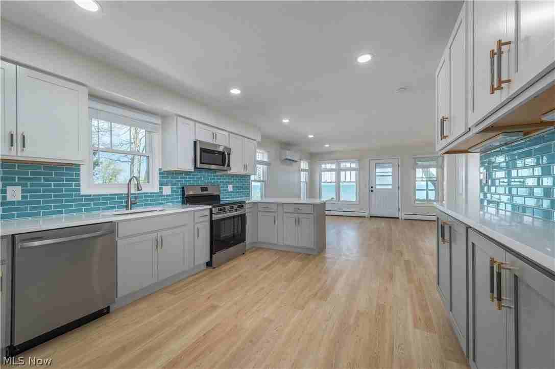3842 Edgewater Dr - Photo 7 of 50