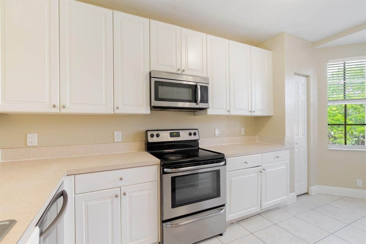1718 Ne 6th St - Photo 5 of 28