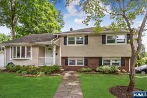 featured image of 6 Clark Pl