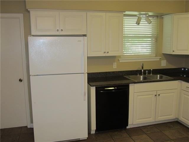 214 W Hickory St - Photo 5 of 25
