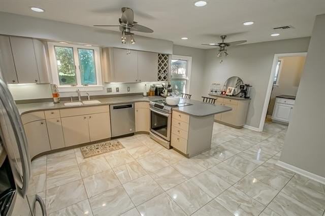 420 Fairfield Ave - Photo 7 of 25