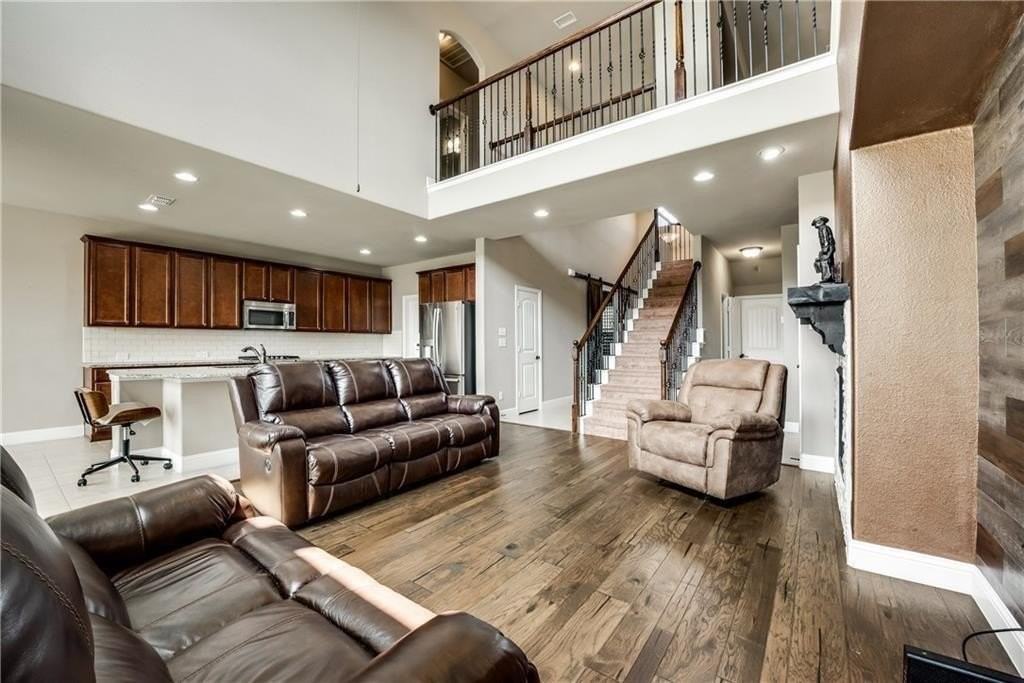 1025 Spring Falls Dr - Photo 5 of 23