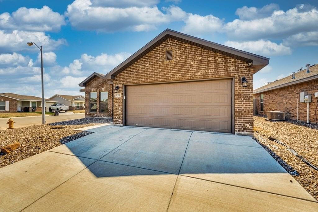 618 Juniper Ct - Photo 3 of 26