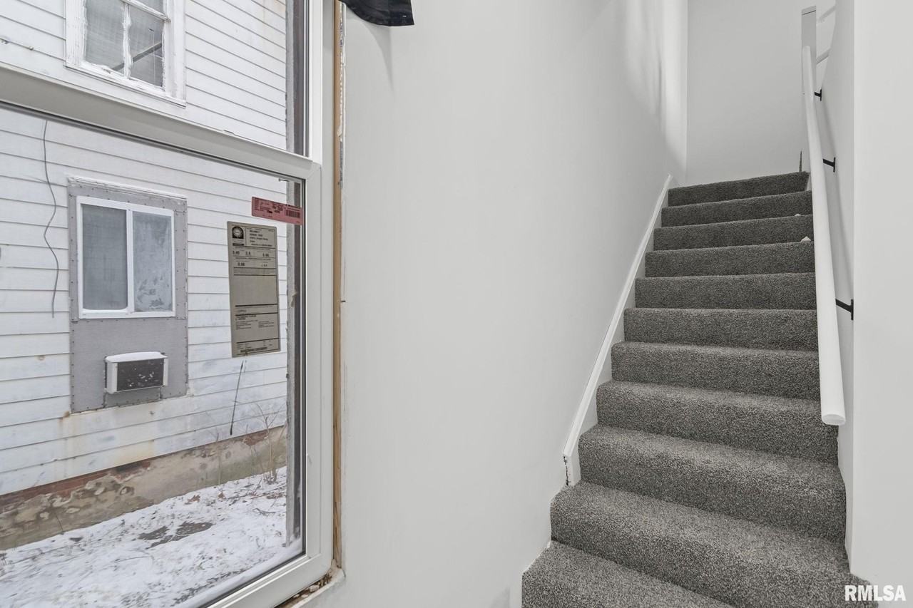 910 S 2nd St - Photo 2 of 20