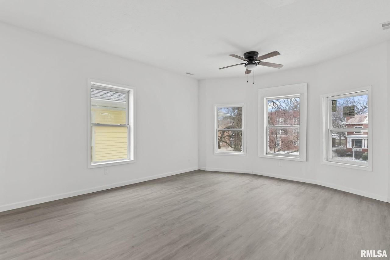 910 S 2nd St - Photo 4 of 20