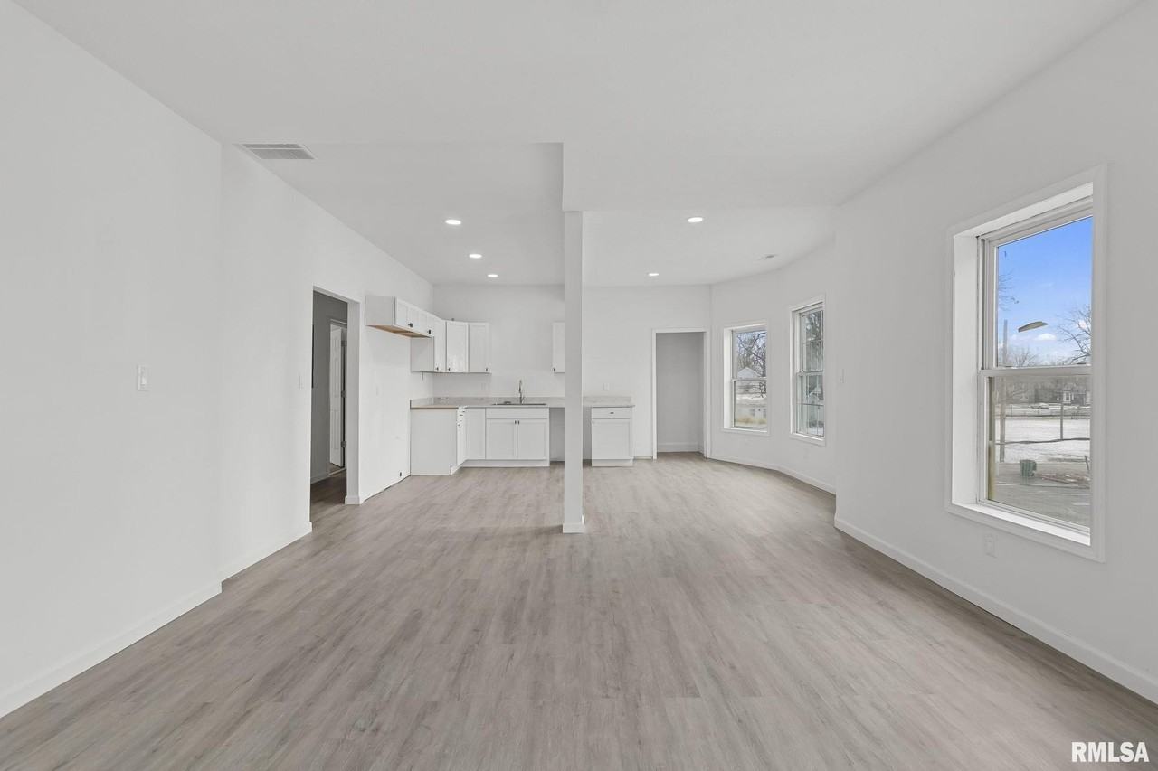 910 S 2nd St - Photo 5 of 20