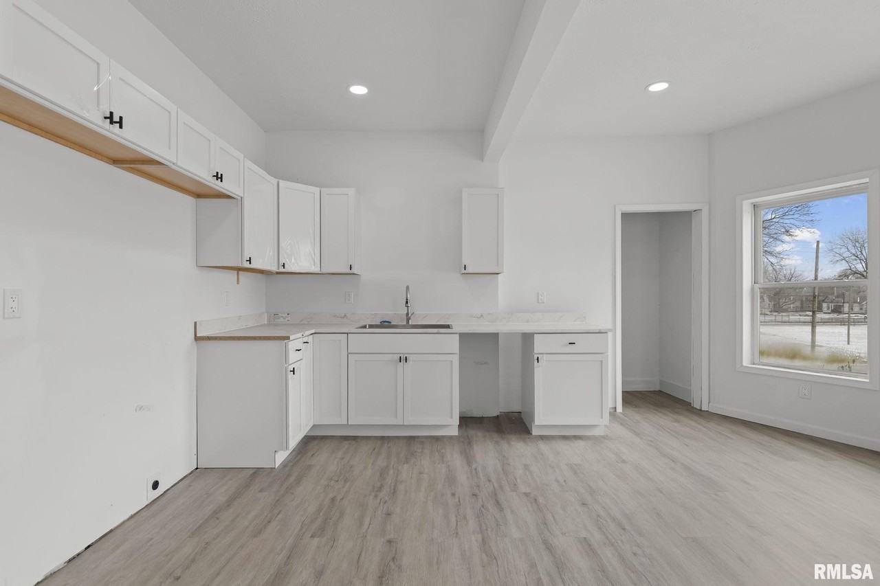 910 S 2nd St - Photo 7 of 20