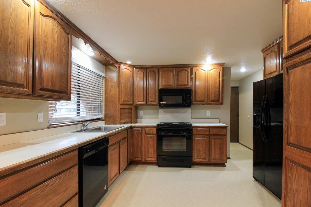 411 Snyder St - Photo 2 of 16