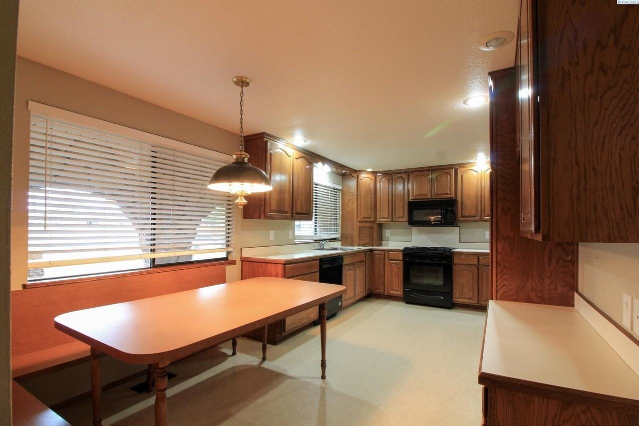 411 Snyder St - Photo 7 of 16