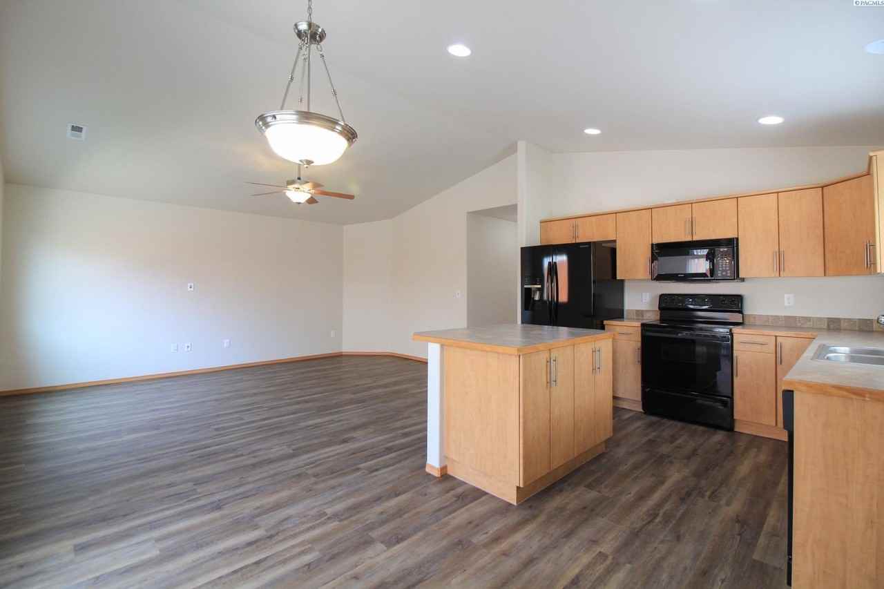 1683 Cactus Loop - Photo 3 of 10