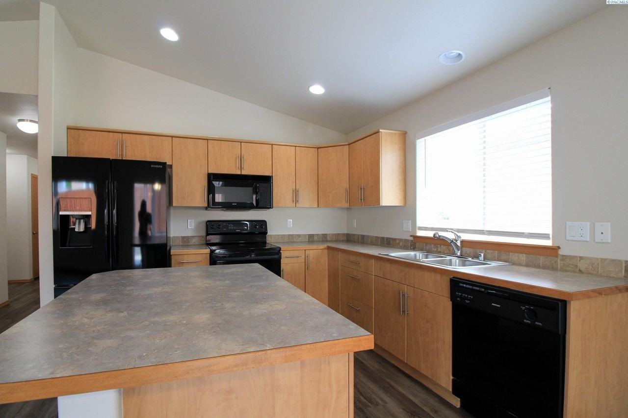 1683 Cactus Loop - Photo 4 of 10