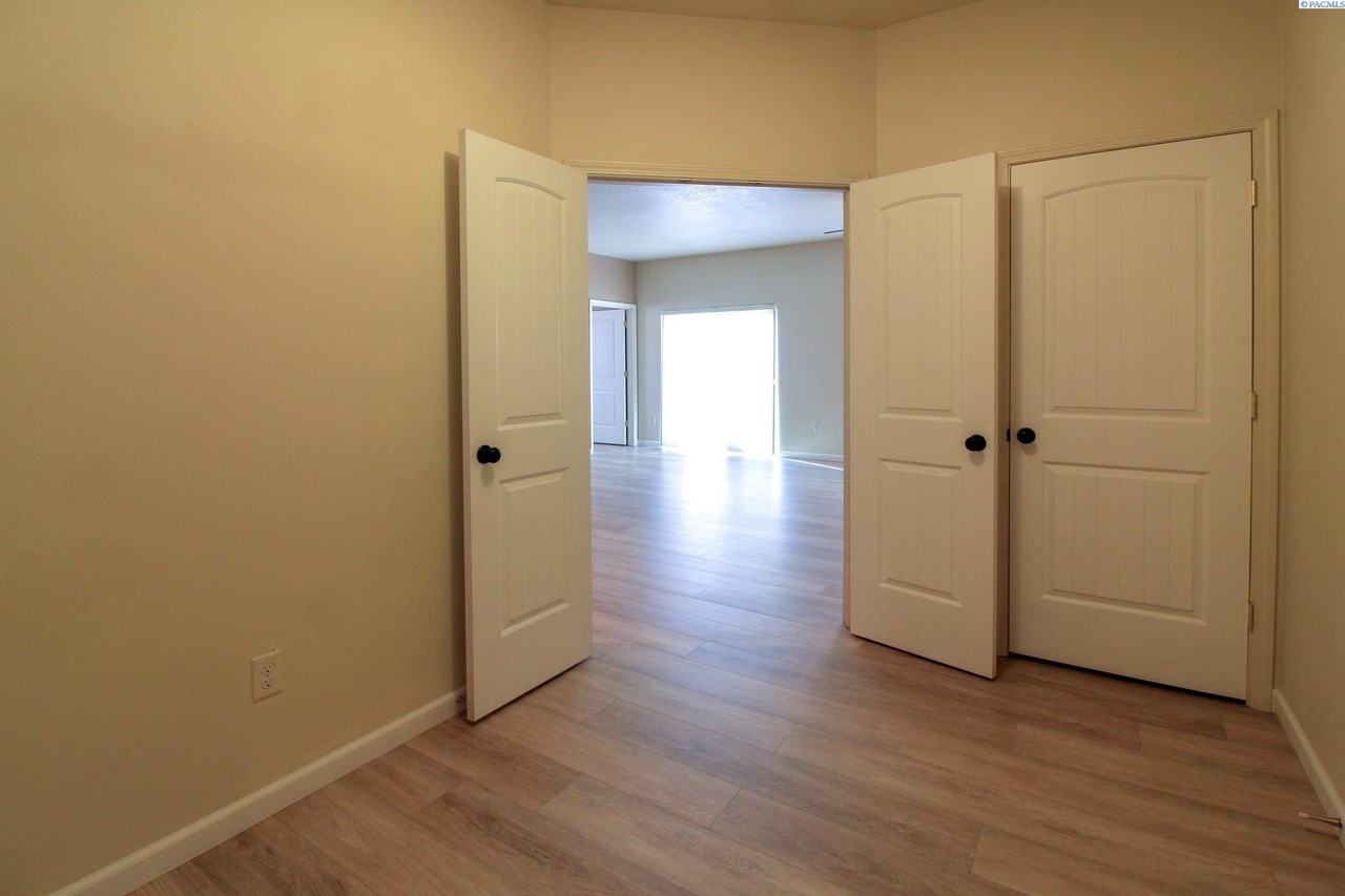 114 S Tweedt Pl - Photo 7 of 12