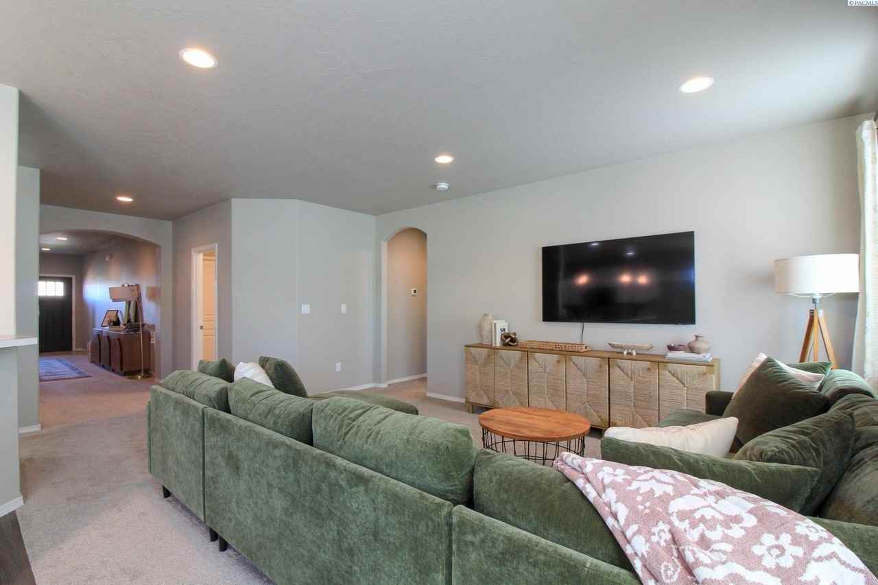 2933 Castle Rock Blvd - Photo 2 of 16