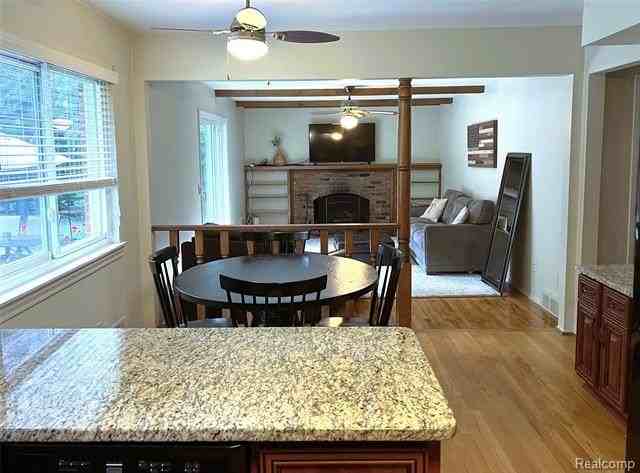 1707 Fox River Dr - Photo 7 of 32