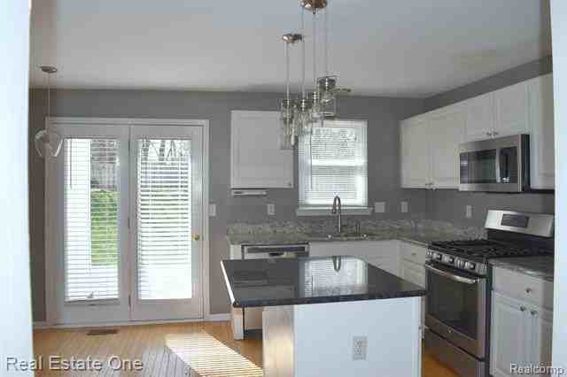 1272 Poppy Hill Dr - Photo 4 of 17